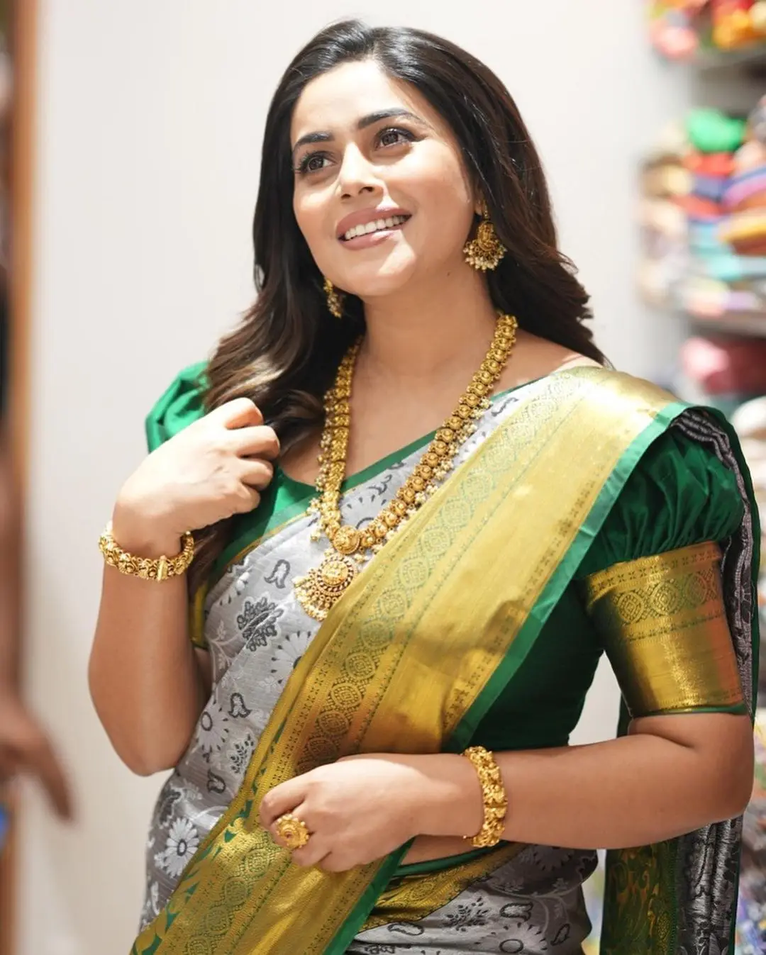 Shamna Kasim Wearing Beautiful Jewellery Green Pattu Saree